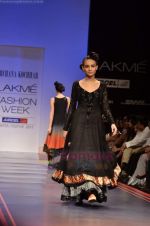 Model walks the ramp for Archana Kochhar Show at Lakme Fashion Week 2011 Day 1 in Grand Hyatt, Mumbai on 17th Aug 2011 (170).JPG